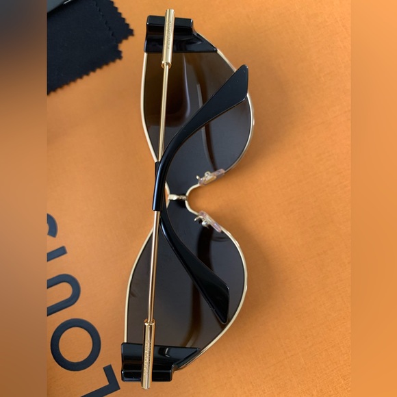 Gorgeous Versace Medusa Sunglasses - Picture 12 of 12